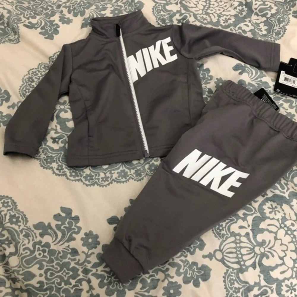 NWT Toddler infant Grey and white Nike 2 piece set activewear sporty athletic